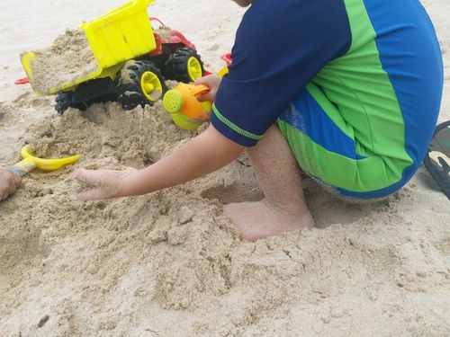 在海滩上怎么玩（海滩怎么玩沙子）-图2