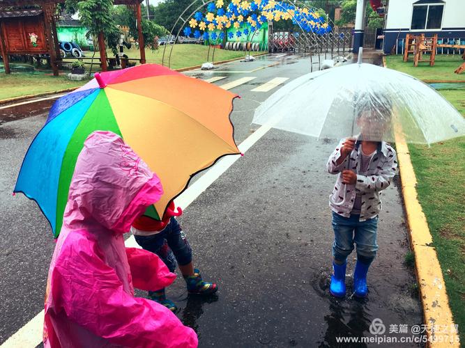 雨中怎么玩（在雨中玩耍）